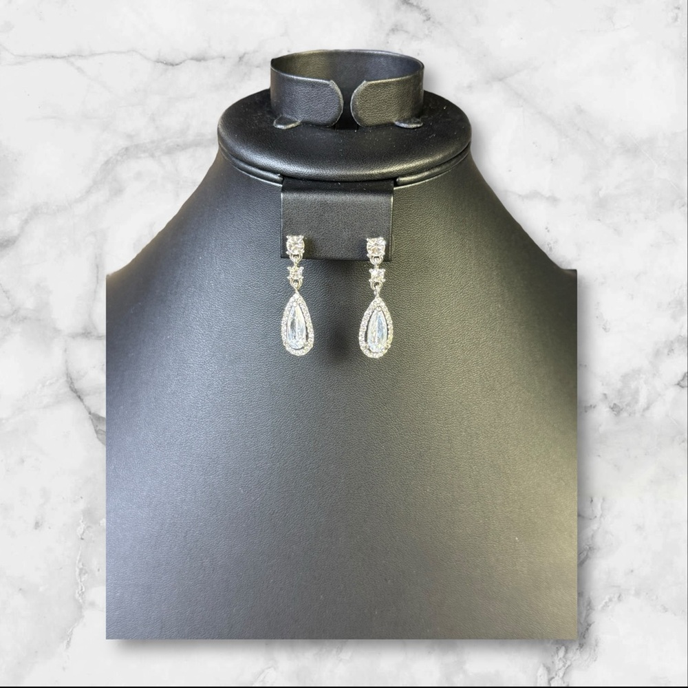 226. Vintage Rhinestone Teardrop Dangle Earrings Silver Tone